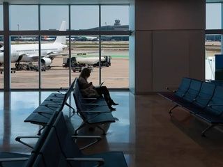 Un fallo eléctrico paraliza El Prat y deja decenas de vuelos con retrasos