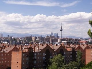 Una familia con un menor de cuatro años es desalojada en Puente de Vallecas