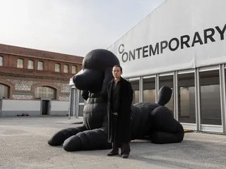 Un perro hinchable gigante transforma la Plaza Matadero y marca la Semana del Arte