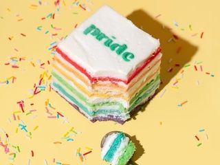 Una tarta arcoíris con causa: Pepina Pastel lanza un dulce solidario por el Orgullo 2025