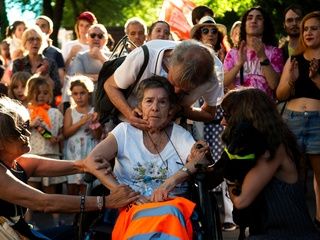 Retiro se moviliza para frenar el desahucio de Maricarmen, de 87 años