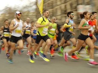 Polémica en el maratón de Barcelona: una ambulancia atrapada entre corredores