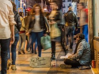 Un nuevo sistema de ayudas sociales en Madrid abre debate sobre privatización y eficiencia
