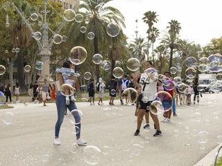 Barcelona abre nuevas ayudas de hasta 1.350 euros para familias con hijos menores
