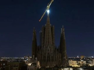 La Sagrada Familia y otros iconos de Barcelona se apagan por la Hora del Planeta