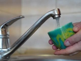 El agua del grifo en Madrid recupera su sabor tras días de cambios