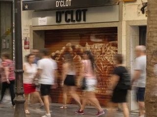 El Clot convierte las persianas de sus comercios en una ruta de arte urbano