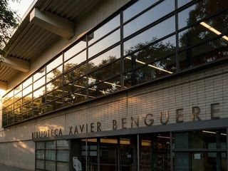 La Biblioteca Xavier Benguerel reabre entre celebración y protesta
