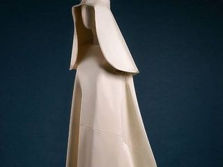 Los icónicos trajes de Balenciaga de la serie de Disney+ llegan a Madrid