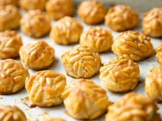 El mejor panellet de piñones de Cataluña se hornea en una joya casi centenaria del Eixample