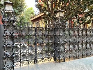 Casa Vicens abre su jardín por Santa Rita con rosas solidarias en Gràcia