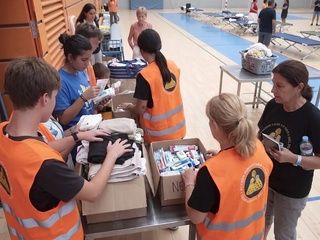 Vecinos y voluntarios se vuelcan con las familias de la Sierra Oeste
