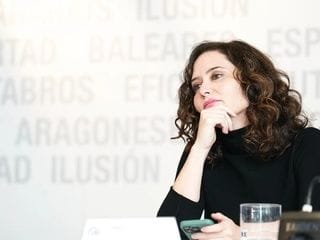 Ayuso lleva a Bruselas su rechazo a la regularización de inmigrantes