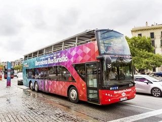 Barcelona pone en marcha sus primeros autobuses turísticos de dos pisos eléctricos