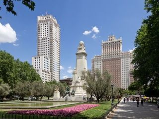 El Café de Cervantes transforma la Plaza de España con sabor y cultura castiza