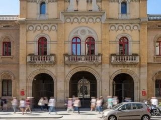 Horta-Guinardó reorganiza sus oficinas municipales en un edificio centenario