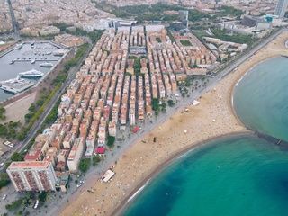La Barceloneta y Poblenou piden medidas urgentes ante la presión turística