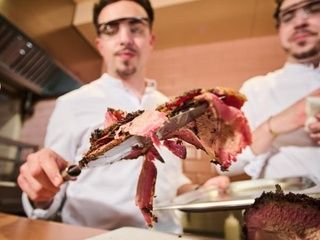 Alta cocina entre pan y papel: el kebab de pastrami que solo se sirve en mayo
