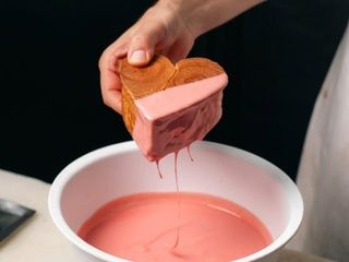 Brunells y el Museu Moco sorprenden con un croissant rosa en el corazón de Barcelona