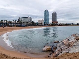 Barcelona amanece bajo una nube de polvo y aire irrespirable este martes