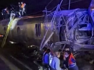 Choque brutal entre dos trenes de alta velocidad en Córdoba deja caos y víctimas