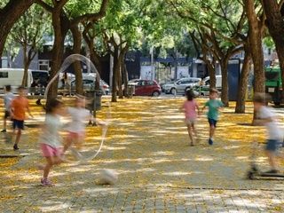 Barcelona refuerza patios y zonas de juego con 75 nuevas sombras