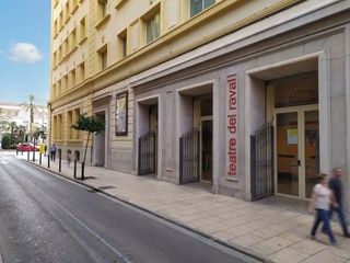El Teatre del Raval reabre con nueva vida y apuesta por la cultura local