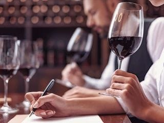 Qué se aprende en una primera cata de vinos en Madrid: guía para principiantes