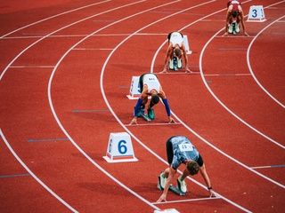 ¿Dónde se realizan las competiciones de atletismo en Barcelona?
