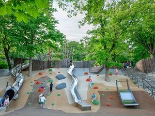 El debate sobre el caucho en parques de Madrid divide a vecinos y técnicos