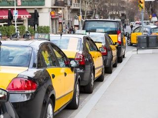 La ley del taxi avanza entre críticas y dudas sobre el futuro de Uber y Cabify