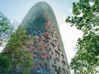 La Torre Glòries se convierte en pista de vértigo: 400 suben sus 686 escalones