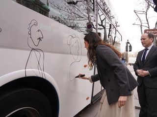 Cinco autobuses de la EMT convierten sus rutas en galerías de arte urbano