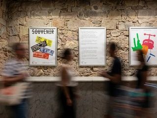Una exposición en el Mirador de Colón reinventa el souvenir de Barcelona