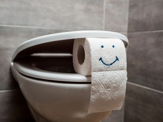 Un truco inesperado en los hoteles: por qué los viajeros expertos siempre piden cambiar el papel higiénico