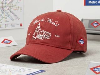 Metro de Madrid lanza siete gorras con símbolos de la ciudad y las pone a la venta desde hoy por 24,95 euros