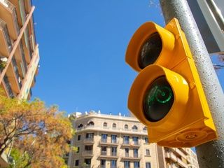 Barcelona refuerza los semáforos con baterías para evitar el caos en apagones