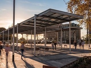 Barcelona estrena una gran pérgola solar que dará luz a tres equipamientos municipales