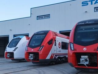 Los nuevos trenes llegan antes a Madrid mientras Barcelona sigue esperando