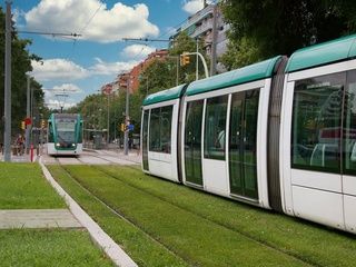 Barcelona probará filtros térmicos en las ventanas del tranvía contra el calor