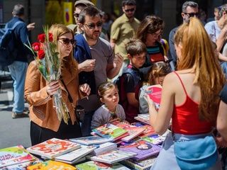 Por qué regalar un libro y una rosa define el día más especial en Barcelona