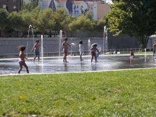 La playa urbana de Madrid Río ya está abierta: chorros, sombra y frescura sin salir de la ciudad