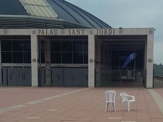 ¿Bad Bunny en Barcelona? Dos sillas frente al Estadi Olímpic desatan el misterio