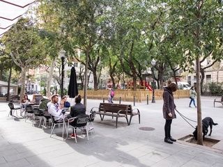 La plaza de Sant Josep de Calassanç en el Camp de l’Arpa pasa a llamarse plaza de las Tortugas