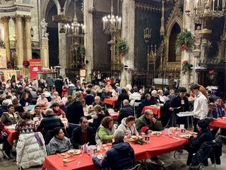 Más de 1.500 personas comparten la tradicional comida navideña de Sant Egidio en Barcelona