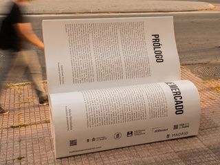 Madrid instala 26 bancos con forma de libro para fomentar la lectura hasta junio de 2026