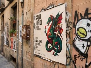 Barcelona estrena los carteles de Sant Jordi con un dragón que devora libros y el sello urbano de TVBoy