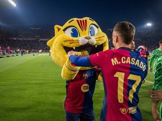 CAT, el peluche del Barça, llega a las tiendas: así se puede comprar la edición limitada de 5.000 unidades por 34,99 €