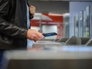 Barcelona prepara el pago directo con tarjeta en el transporte público para 2027