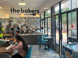 La estación de L’Hospitalet recupera su cafetería tras dos años cerrada